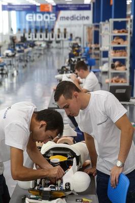 俄一工厂制造出“患者模拟娃娃”:可流血、尖叫